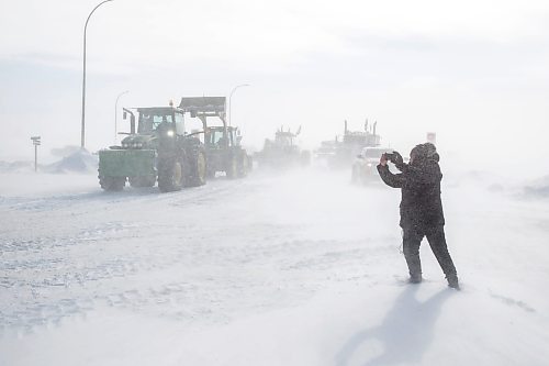 MIKE DEAL / WINNIPEG FREE PRESS
Protesters start leaving the blockade at the border crossing at Emerson, MB.
220216 - Wednesday, February 16, 2022.