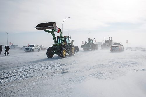 MIKE DEAL / WINNIPEG FREE PRESS
Protesters start leaving the blockade at the border crossing at Emerson, MB.
220216 - Wednesday, February 16, 2022.