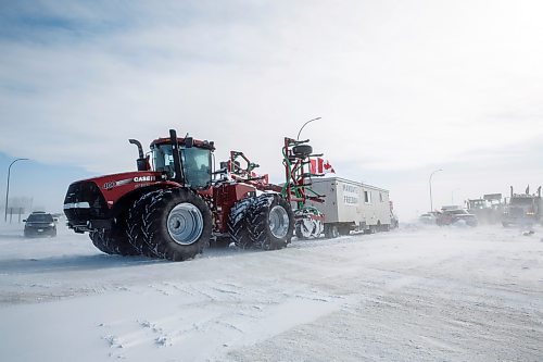 MIKE DEAL / WINNIPEG FREE PRESS
Protesters start leaving the blockade at the border crossing at Emerson, MB.
220216 - Wednesday, February 16, 2022.