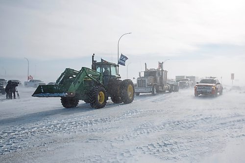 MIKE DEAL / WINNIPEG FREE PRESS
Protesters start leaving the blockade at the border crossing at Emerson, MB.
220216 - Wednesday, February 16, 2022.