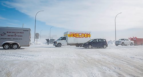 MIKE DEAL / WINNIPEG FREE PRESS
Protesters start leaving the blockade at the border crossing at Emerson, MB.
220216 - Wednesday, February 16, 2022.