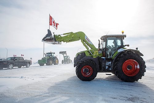 MIKE DEAL / WINNIPEG FREE PRESS
Protesters start leaving the blockade at the border crossing at Emerson, MB.
220216 - Wednesday, February 16, 2022.