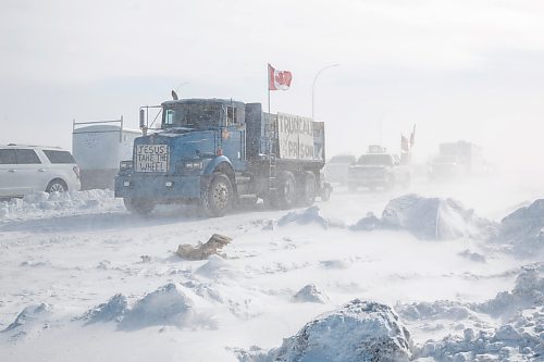 MIKE DEAL / WINNIPEG FREE PRESS
Protesters start leaving the blockade at the border crossing at Emerson, MB.
220216 - Wednesday, February 16, 2022.