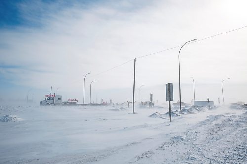 MIKE DEAL / WINNIPEG FREE PRESS
Protesters start leaving the blockade at the border crossing at Emerson, MB.
220216 - Wednesday, February 16, 2022.