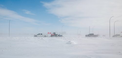 MIKE DEAL / WINNIPEG FREE PRESS
Protesters start leaving the blockade at the border crossing at Emerson, MB.
220216 - Wednesday, February 16, 2022.