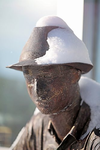 16022022
Snow clings to a statue of a man in front of Inspire Art Studio in Minnedosa on a cold Wednesday. (Tim Smith/The Brandon Sun)