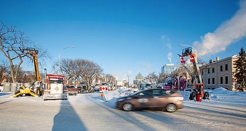 MIKE DEAL / WINNIPEG FREE PRESS
Vehicles drive along Broadway in front of the Manitoba Legislative building, shortly after 9am Thursday morning, with no protestors waving signs. The truck horns did sound for about 5 seconds.
220217 - Thursday, February 17, 2022.