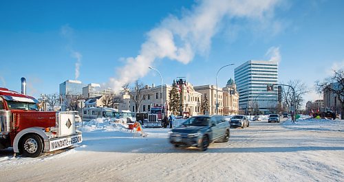 MIKE DEAL / WINNIPEG FREE PRESS
Vehicles drive along Broadway in front of the Manitoba Legislative building, shortly after 9am Thursday morning, with no protestors waving signs. The truck horns did sound for about 5 seconds.
220217 - Thursday, February 17, 2022.