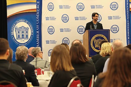 Ian Seunarine addresses members of the Brandon Chamber of Commerce at the Keystone Centre on Thursday afternoon. Seunarine currently serves as the global director of sales and business development for the Duha Group, a role that gives him keen insight into the ongoing supply chain crisis. (Kyle Darbyson/The Brandon Sun)