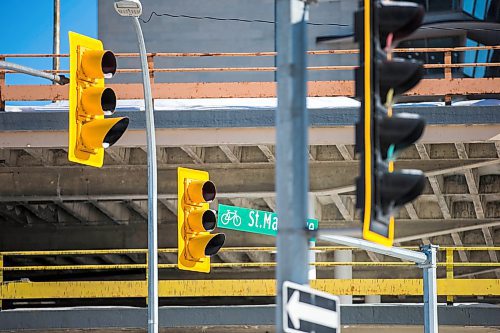 MIKAELA MACKENZIE / WINNIPEG FREE PRESS

Northbound lights at Osborne and St. Mary Avenue in Winnipeg on Thursday, Feb. 17, 2022. For Ryan Thorpe story.
Winnipeg Free Press 2022.