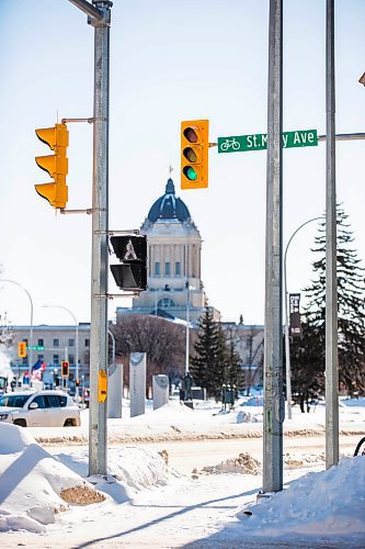 MIKAELA MACKENZIE / WINNIPEG FREE PRESS

The southwest corner light at Osborne and St. Mary Avenue in Winnipeg on Thursday, Feb. 17, 2022. For Ryan Thorpe story.
Winnipeg Free Press 2022.