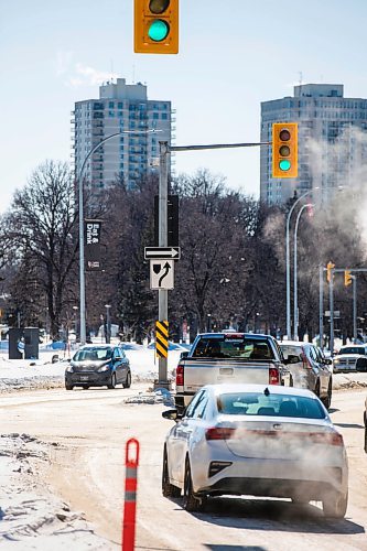 MIKAELA MACKENZIE / WINNIPEG FREE PRESS

The south meridian light at Osborne and St. Mary Avenue in Winnipeg on Thursday, Feb. 17, 2022. For Ryan Thorpe story.
Winnipeg Free Press 2022.