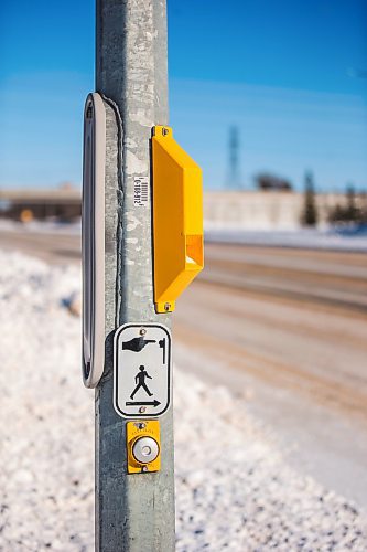 MIKAELA MACKENZIE / WINNIPEG FREE PRESS

A pedestrian-activated light at the northeast corner of McGillivray Boulevard and Irene Street in Winnipeg on Thursday, Feb. 17, 2022. For Ryan Thorpe story.
Winnipeg Free Press 2022.