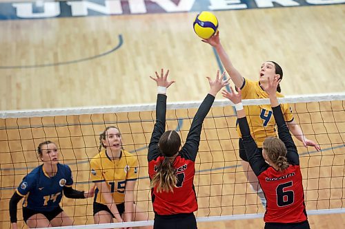 17022022
Ravyn Wiebe #4 of the Brandon University Bobcats puts the ball over the net during university women's volleyball action against the University of Winnipeg Wesmen at the BU Healthy Living Centre on Thursday evening.  (Tim Smith/The Brandon Sun)
