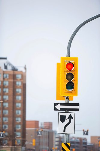 MIKAELA MACKENZIE / WINNIPEG FREE PRESS

A light on the north median of Osborne Street and St. Mary Avenue in Winnipeg on Friday, Feb. 18, 2022. For Ryan Thorpe story.
Winnipeg Free Press 2022.