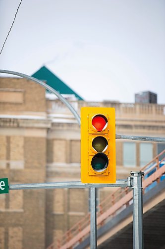 MIKAELA MACKENZIE / WINNIPEG FREE PRESS

A light on the northeast side of Osborne Street and St. Mary Avenue in Winnipeg on Friday, Feb. 18, 2022. For Ryan Thorpe story.
Winnipeg Free Press 2022.