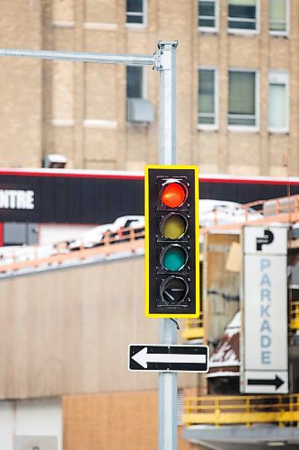 MIKAELA MACKENZIE / WINNIPEG FREE PRESS

A light on the north median of Osborne Street and St. Mary Avenue in Winnipeg on Friday, Feb. 18, 2022. For Ryan Thorpe story.
Winnipeg Free Press 2022.