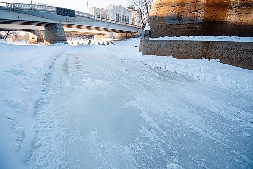 Mike Sudoma / Winnipeg Free Press
Slush visible underneath the Norwood Bridge by The Forks Friday afternoon
February 18, 2022