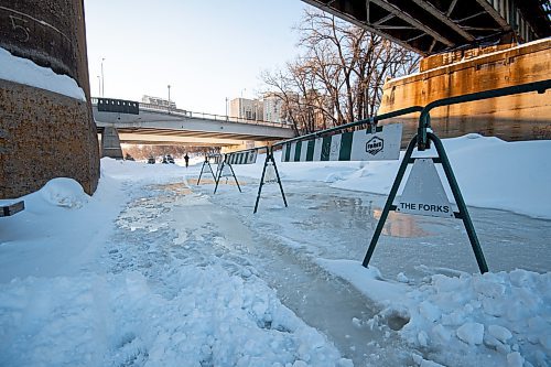 Mike Sudoma / Winnipeg Free Press
Barricades block off a patch of slush underneath the Norwood bridge, closing off the Assiniboine River portion of the Nestaweya Skating Trail Friday afternoon
February 18, 2022
