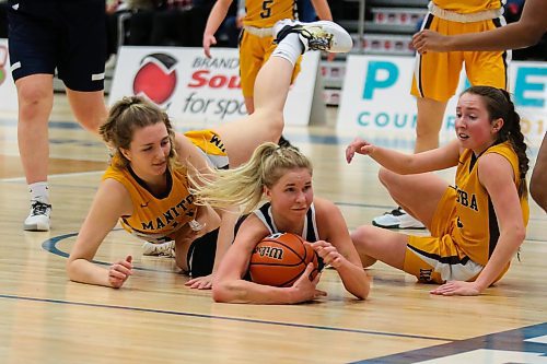 Brandon University Bobcats Reeta Tulkki wrestles the University of Manitoba Bisons Emerson Martin, left, and Deidre Bartlett for the ball in a Canada West women&#x573; basketball game at the Healthy Living Centre Friday. (Chelsea Kemp/The Brandon Sun)