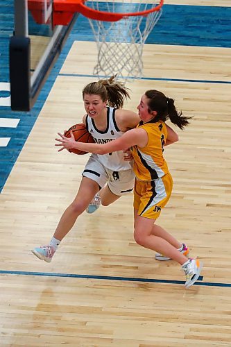 Brandon University Bobcats Josie Grift races towards the net against the University of Manitoba Bisons Deidre Bartlett in a Canada West women&#x573; basketball game at the Healthy Living Centre Friday. (Chelsea Kemp/The Brandon Sun)