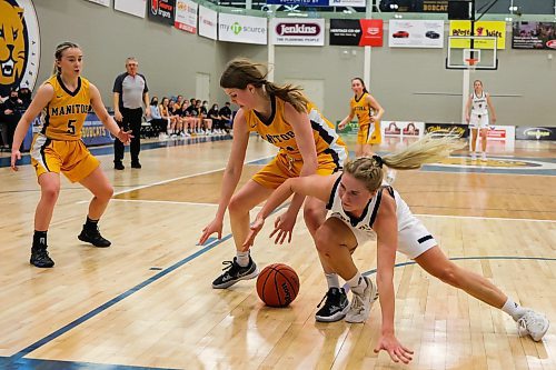 Brandon University Bobcats Reetta Tulkki and University of Manitoba Bisons Emily Johnson scramble for the ball in a Canada West women&#x573; basketball game at the Healthy Living Centre Friday. (Chelsea Kemp/The Brandon Sun)