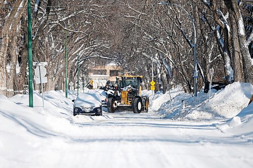 JOHN WOODS / WINNIPEG FREE PRESS
Crews clear snow around parked cars in River Heights, Sunday, February 20, 2022. Winnipeg and surrounding area received another dump of snow yesterday.

Re: ?