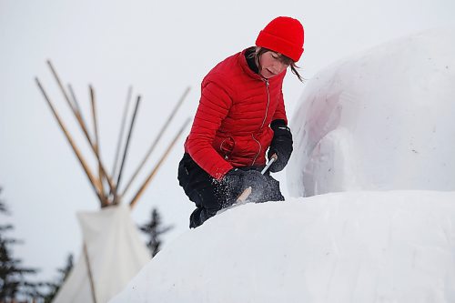 JOHN WOODS / WINNIPEG FREE PRESS
Gabrielle Wilms works on a snow sculpture at the Festival du Voyageur, Monday, February 21, 2022. weekend.

Re: standup