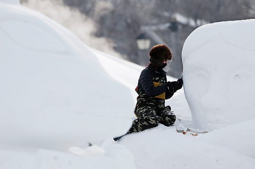 JOHN WOODS / WINNIPEG FREE PRESS
Natalie Baird works on her snow sculpture at the Festival du Voyageur, Monday, February 21, 2022. weekend.

Re: standup