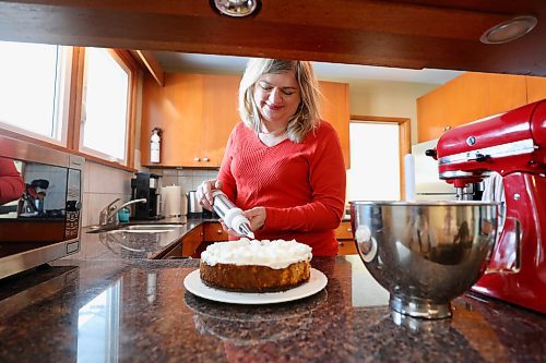 RUTH BONNEVILLE / WINNIPEG FREE PRESS

ENT - recipe swap 

Ilana Simon was the longtime editor of the Free Press&#x2019; Recipe Swap column, which invited readers to send in home cooking questions and recipes.  She puts the finishing touches on one of her favourite recipes, pumpkin cheese cake.  


Eva Wasney
 
Feb 22nd, 2022
