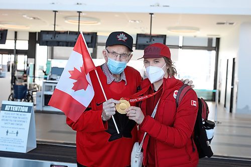 22022022
Local Olympian Kristen Campbell takes photos with her grandfather Bill Miller after arriving at the Brandon Municipal Airport on Tuesday. Campbell won a gold medal as part of Team Canada's women's hockey team at the Olympic Games Beijing 2022. 
(Tim Smith/The Brandon Sun)