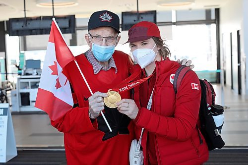 22022022
Local Olympian Kristen Campbell takes photos with her grandfather Bill Miller after arriving at the Brandon Municipal Airport on Tuesday. Campbell won a gold medal as part of Team Canada's women's hockey team at the Olympic Games Beijing 2022. 
(Tim Smith/The Brandon Sun)