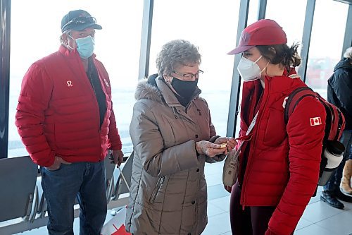22022022
Local Olympian Kristen Campbell shows her grandmother Elaine Campbell her gold medal after arriving at the Brandon Municipal Airport on Tuesday. Campbell won a gold medal as part of Team Canada's women's hockey team at the Olympic Games Beijing 2022. A group of family and supporters welcomed her home at the airport. 
(Tim Smith/The Brandon Sun)