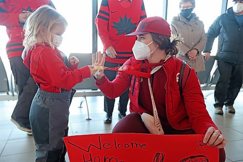 22022022
Local Olympian Kristen Campbell shows her gold medal to her cousin's daughter Charleigh Hargreaves, 5, after arriving at the Brandon Municipal Airport on Tuesday. Campbell won a gold medal as part of Team Canada's women's hockey team at the Olympic Games Beijing 2022. 
(Tim Smith/The Brandon Sun)