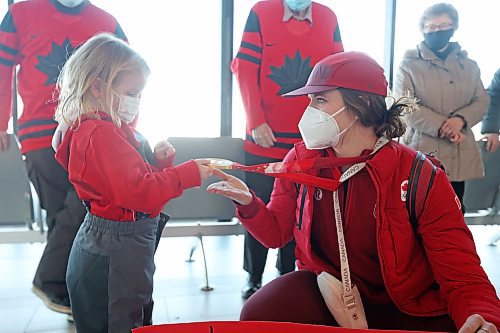 22022022
Local Olympian Kristen Campbell shows her gold medal to her cousin's daughter Charleigh Hargreaves, 5, after arriving at the Brandon Municipal Airport on Tuesday. Campbell won a gold medal as part of Team Canada's women's hockey team at the Olympic Games Beijing 2022. 
(Tim Smith/The Brandon Sun)