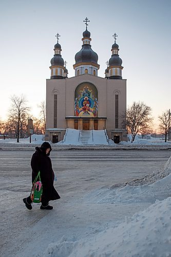 MIKE DEAL / WINNIPEG FREE PRESS
Pre-dawn light illuminates the Ukrainian-Orthodox Holy Trinity church at 1175 Main Street on Thursday, February 24. Many Winnipeggers with family and friends in Ukraine spent a restless and possibly sleepless night as reports that Russia had started their invasion of Ukraine.
220224 - Thursday, February 24, 2022.