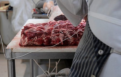 JESSICA LEE / WINNIPEG FREE PRESS

Workers process meat at Frig&#x2019;s Natural Meats on February 22, 2022.

Reporter: Dave
