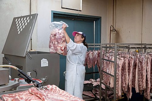 JESSICA LEE / WINNIPEG FREE PRESS

Michelle Mansell, owner, grinds pork at Frig&#x2019;s Natural Meats on February 22, 2022.

Reporter: Dave
