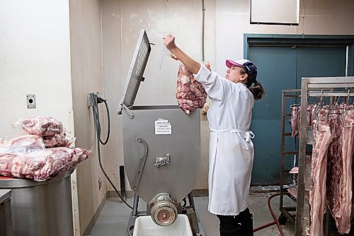 JESSICA LEE / WINNIPEG FREE PRESS

Michelle Mansell, owner, grinds pork at Frig&#x2019;s Natural Meats on February 22, 2022.

Reporter: Dave
