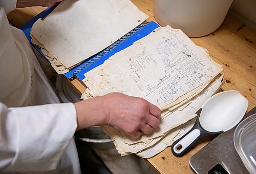 JESSICA LEE / WINNIPEG FREE PRESS
Michelle Mansell, owner, browses the recipe book at Frig’s Natural Meats on February 22, 2022.
Reporter: Dave