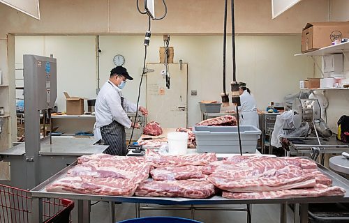 JESSICA LEE / WINNIPEG FREE PRESS

Workers process meat at Frig&#x2019;s Natural Meats on February 22, 2022.

Reporter: Dave
