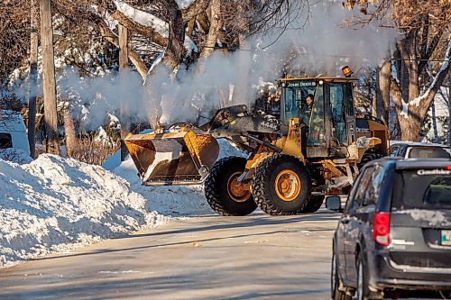 MIKE DEAL / WINNIPEG FREE PRESS
Snow plows clear streets in Wolseley Thursday morning.
220224 - Thursday, February 24, 2022.