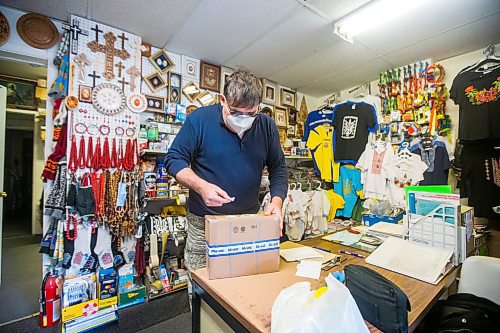 MIKAELA MACKENZIE / WINNIPEG FREE PRESS

Svitoch Ukrainian Export &amp; Import owner Ruslan Zeleniuk works on a package in Winnipeg on Thursday, Feb. 24, 2022. For Erik story.
Winnipeg Free Press 2022.