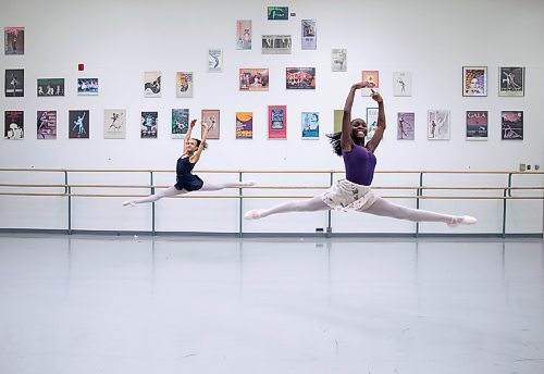 JESSICA LEE / WINNIPEG FREE PRESS

Bella Watkins, 14, (left) and Dailia Martin, 13, are photographed at a Royal Winnipeg Ballet studio on February 22, 2022.

Reporter: Jen
