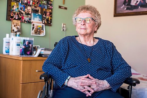 MIKAELA MACKENZIE / WINNIPEG FREE PRESS

Margaret Ward, a survivor of covid in the second wave, poses for a portrait in her room at the Convalescent Home of Winnipeg in Winnipeg on Wednesday, March 9, 2022. For Kevin story.
Winnipeg Free Press 2022.