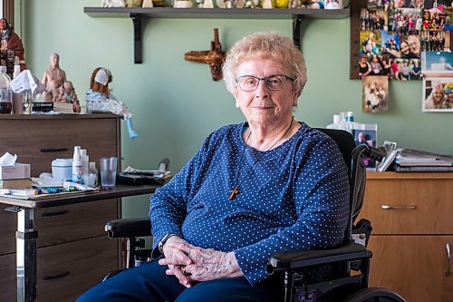 MIKAELA MACKENZIE / WINNIPEG FREE PRESS

Margaret Ward, a survivor of covid in the second wave, poses for a portrait in her room at the Convalescent Home of Winnipeg in Winnipeg on Wednesday, March 9, 2022. For Kevin story.
Winnipeg Free Press 2022.