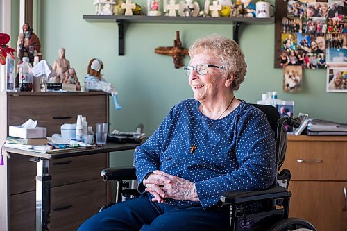 MIKAELA MACKENZIE / WINNIPEG FREE PRESS

Margaret Ward, a survivor of covid in the second wave, poses for a portrait in her room at the Convalescent Home of Winnipeg in Winnipeg on Wednesday, March 9, 2022. For Kevin story.
Winnipeg Free Press 2022.