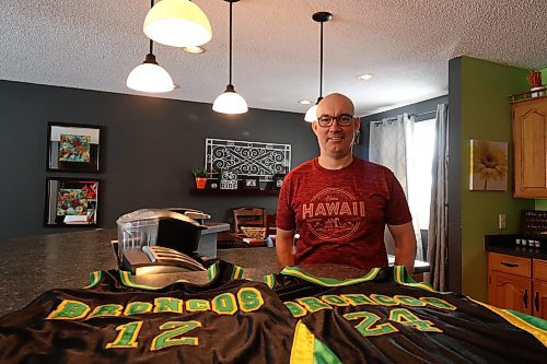 Keith Forsyth discovered a unique coincidence marking his 1,224th and final basketball game coached in Boissevain. His oldest daughter Natalie's number is 12, and his youngest daughter Jenny's number is 24. (Joseph Bernacki/The Brandon Sun)