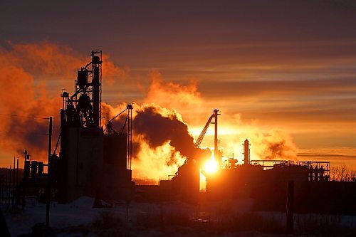10032022
The rising sun glows through the emissions from the Minnedosa Ethanol Plant on a cold Thursday morning. 
(Tim Smith/The Brandon Sun)