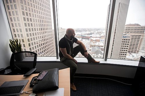 MIKAELA MACKENZIE / WINNIPEG FREE PRESS



Ryan Caligiuri, who was one of the first Manitobans to get covid, poses for a portrait in his office in Winnipeg on Tuesday, March 8, 2022. For Kevin story.

Winnipeg Free Press 2022.